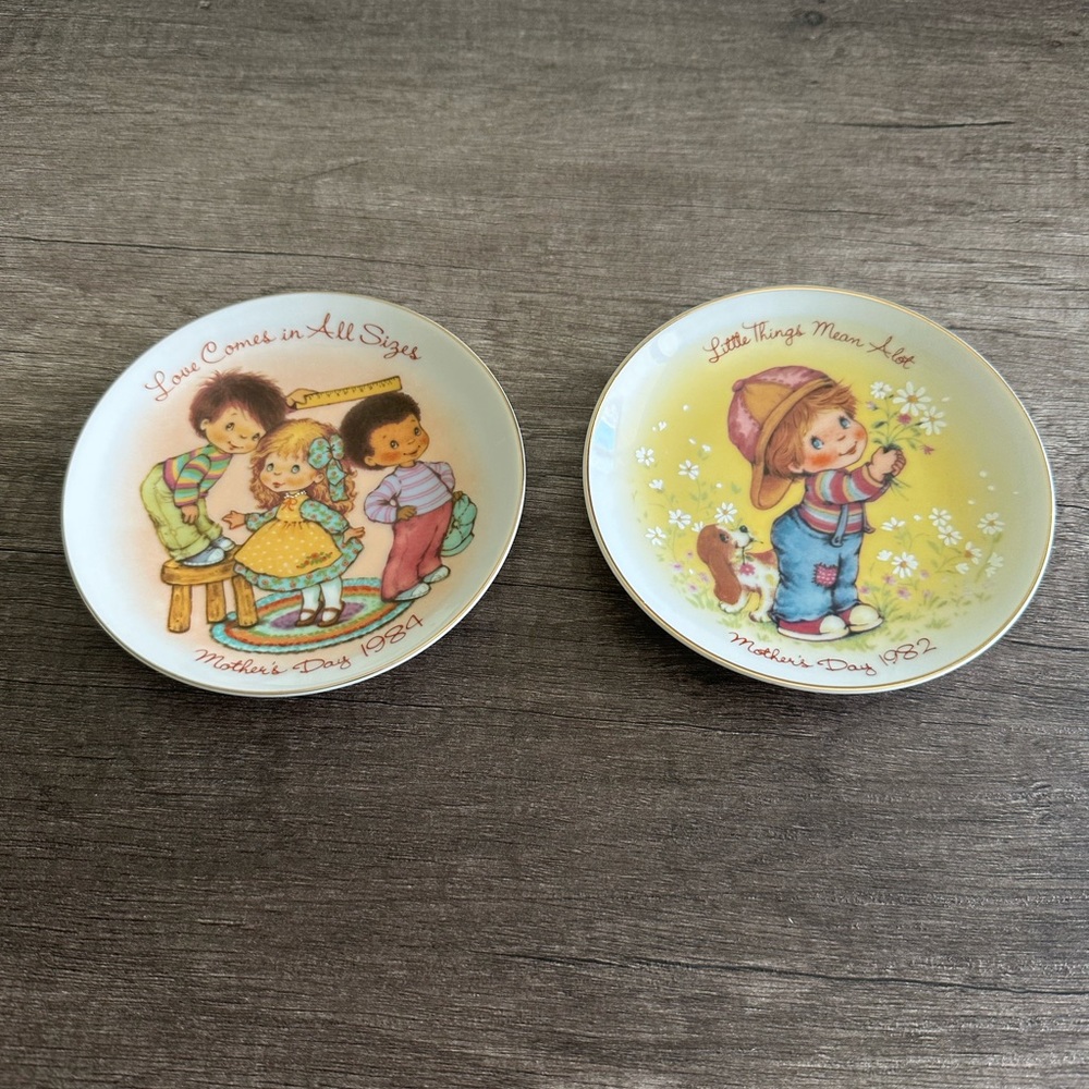 Mother's Day Plates Lot of 2 Avon
1984 and 1982